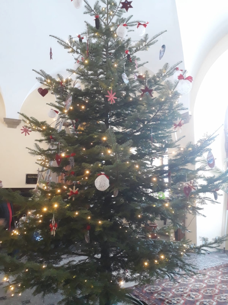 Zdobení vánočního stromu na zámku